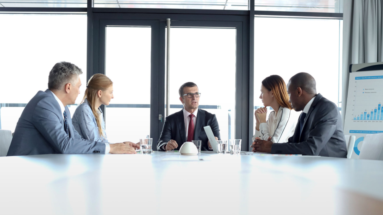 Geschäftsleute besprechen Strategien im Konferenzraum