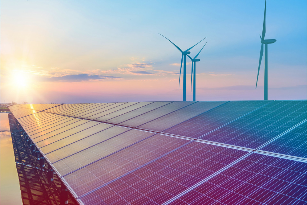 Solarmodule, Windräder und Sonne für nachhaltige Energie